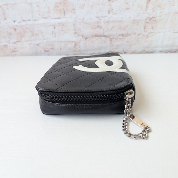 CHANEL Black and White Quilted Clutch - Picture 4 of 15